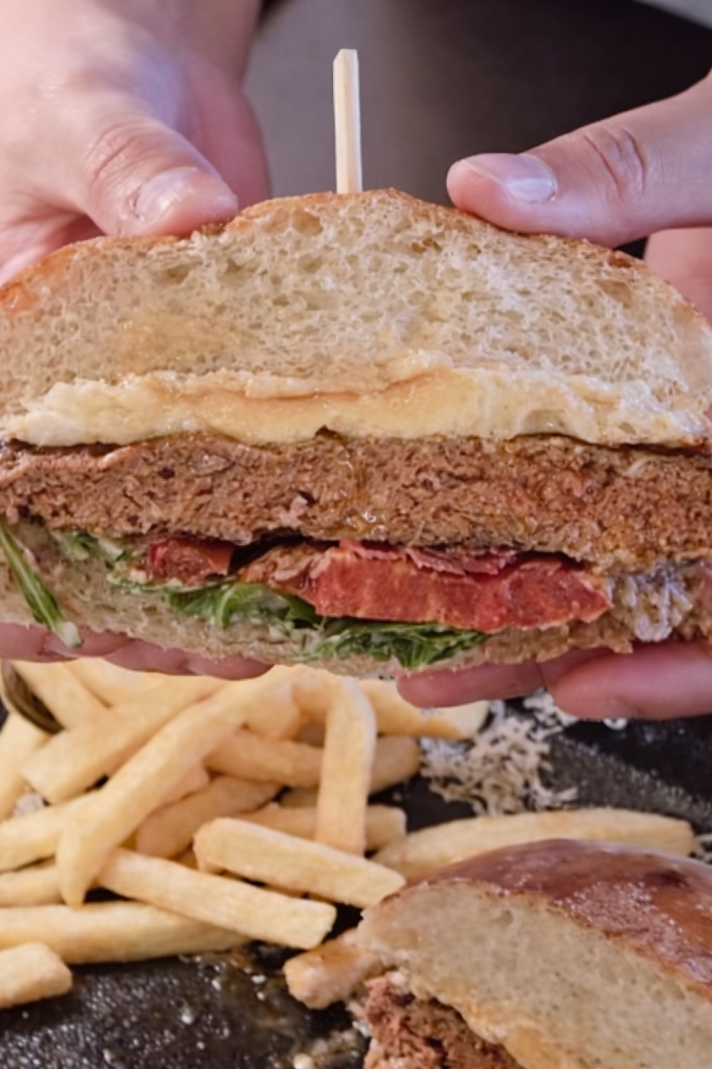 Secțiune burger extravagant cu carne suculentă Black Angus și parmezan, BellaLuna București