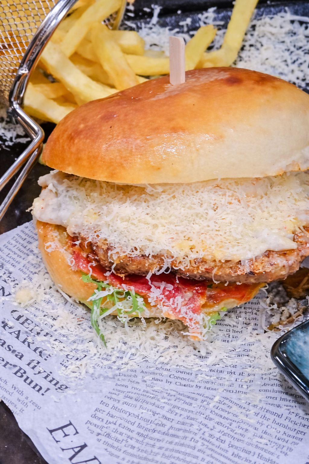 Burger extravagant servit cu cartofi prăjiți crocanți, restaurant BellaLuna București