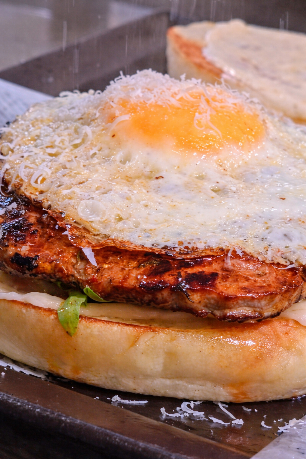 Burger gourmet cu ou ochi și pancetta rumenită, specialitate BellaLuna București