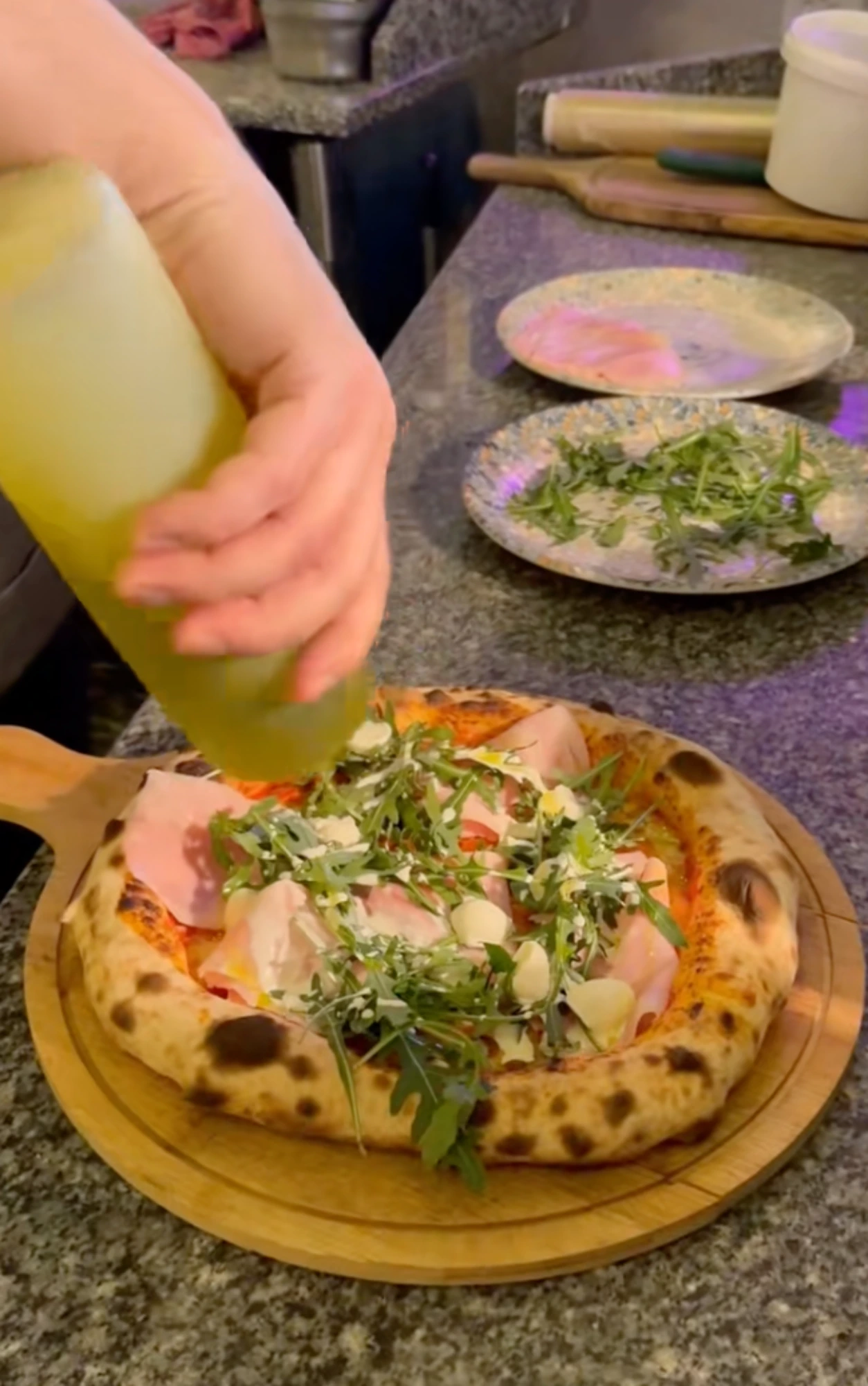 Reîncălzirea corectă a pizzei BellaLuna București în tigaie