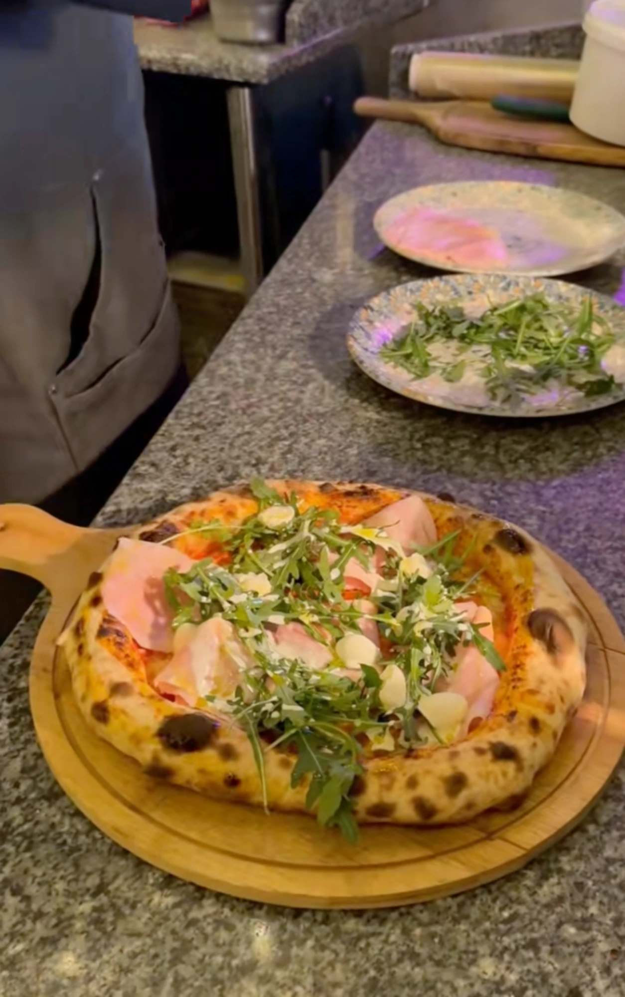 Pizza BellaLuna București pregătită pentru luat la pachet