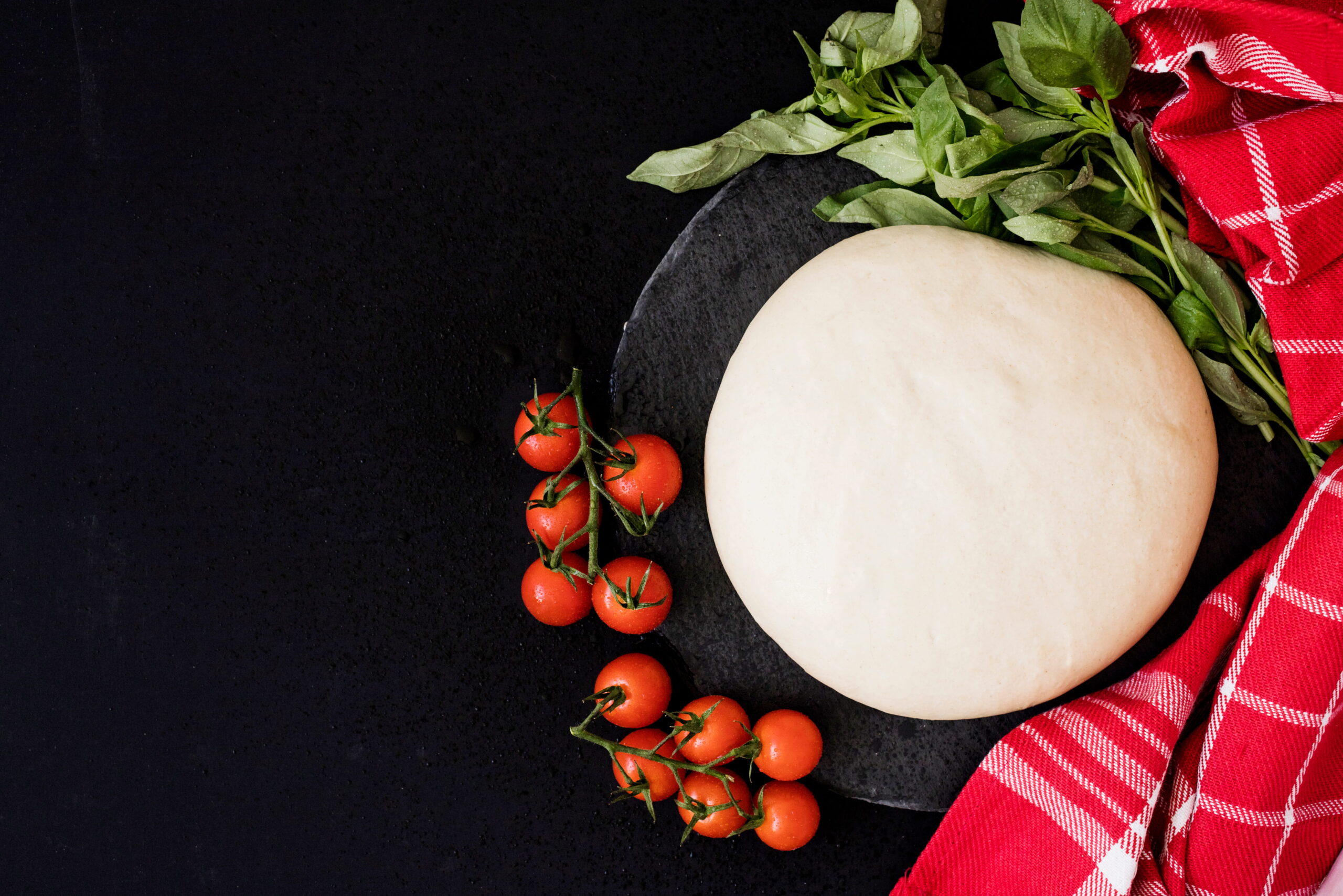 Detaliu aluat de pizza italian maturat 48h la Bella Luna