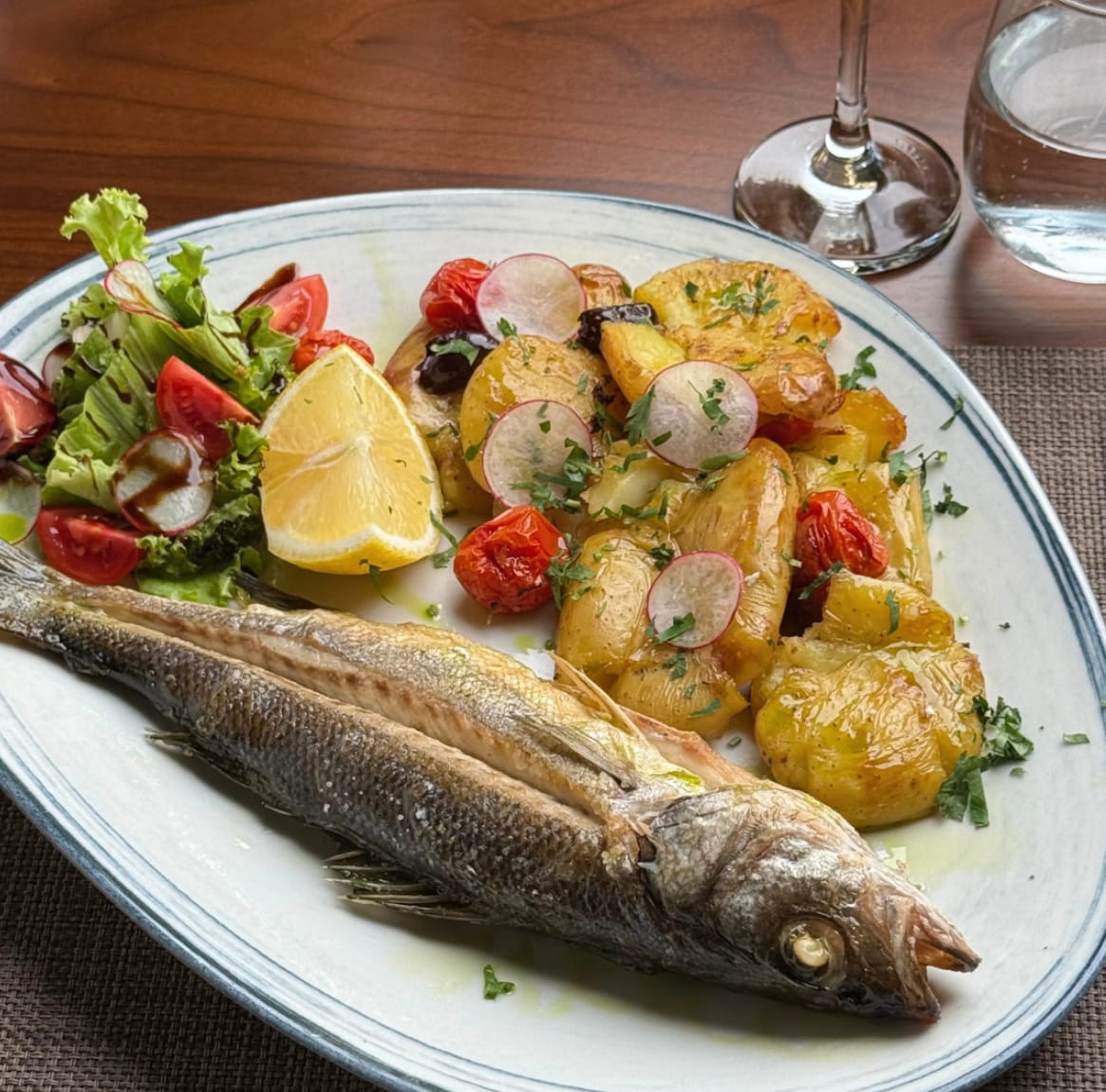 Biban de mare cu legume la cuptor servit la restaurant Bella Luna București