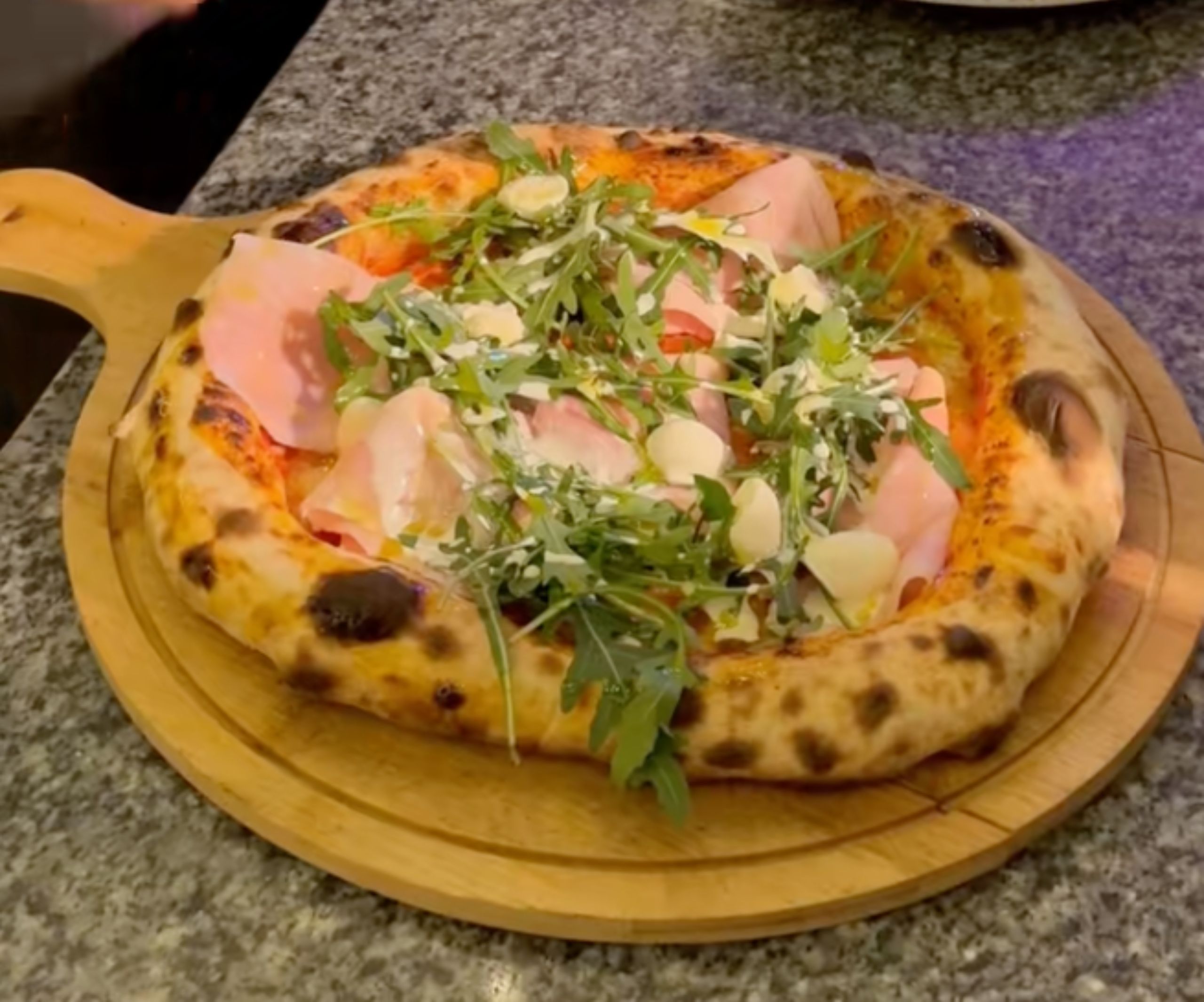 Pizza italiană autentică în cuptor la Bella Luna București