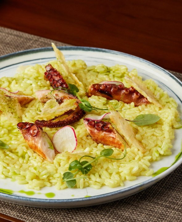 Risotto cu caracatiță în stil italian în timpul preparării cremoase Bella Luna București