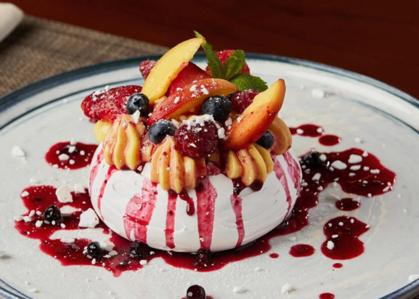 Prăjitura Pavlova rețetă clasică cu fructe de pădure