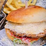 Burger extravagant – rețetă cu Black Angus și ou ochi
