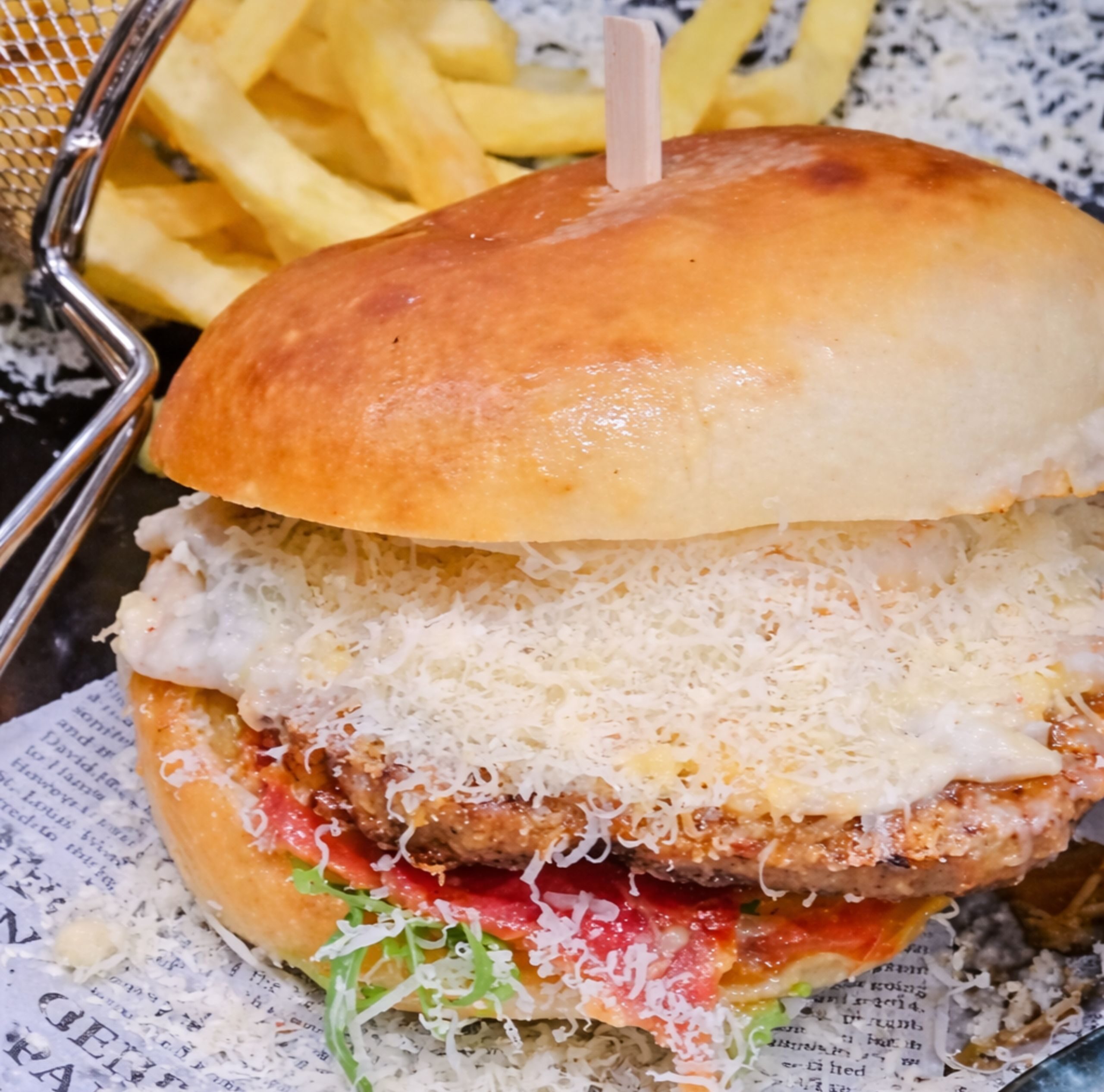 Burger extravagant cu carne de vită Black Angus, ou ochi și pancetta, preparat la BellaLuna București