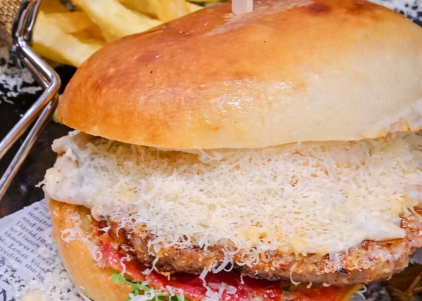 Burger extravagant cu carne de vită Black Angus, ou ochi și pancetta, preparat la BellaLuna București