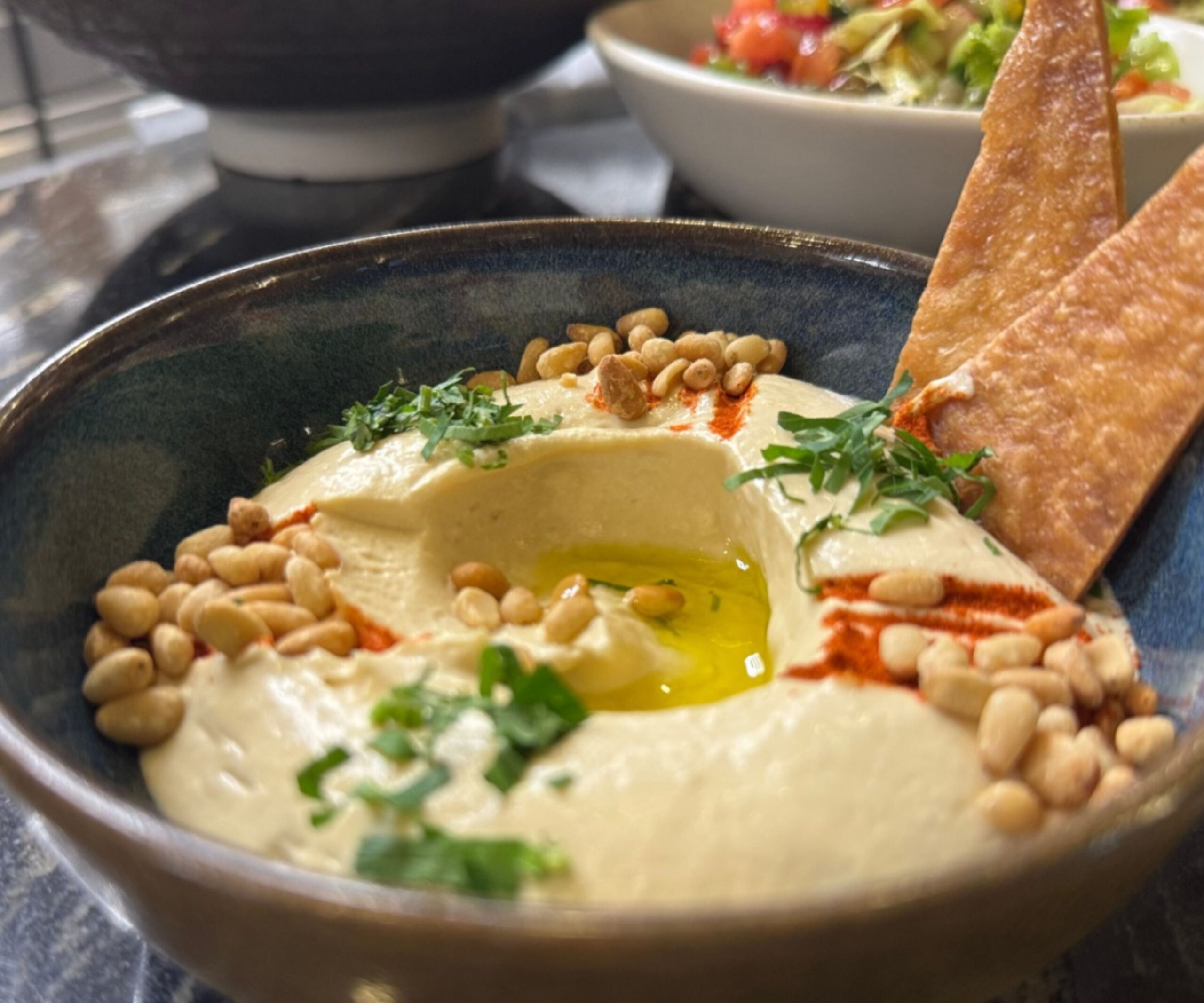 Rețete de humus autentic servite la BellaLuna, restaurant oriental din București