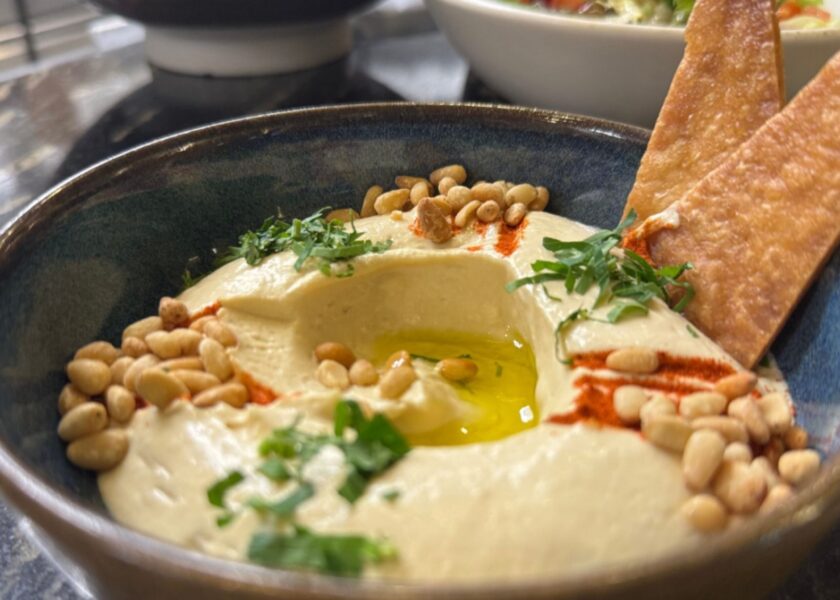 Rețete de humus autentic servite la BellaLuna, restaurant oriental din București