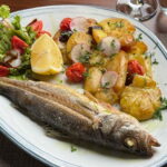 Biban de mare cu legume la cuptor – simplu, proaspăt, autentic