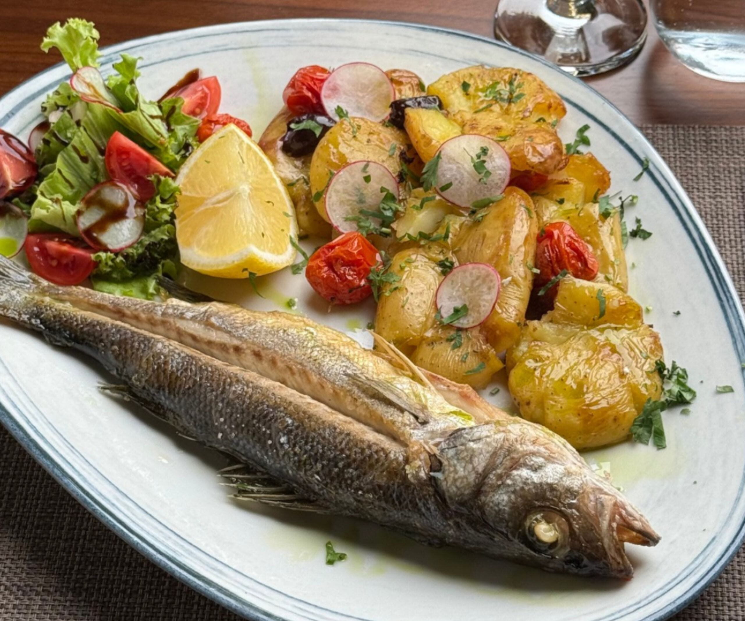 Biban de mare cu legume la cuptor, preparat Bella Luna București