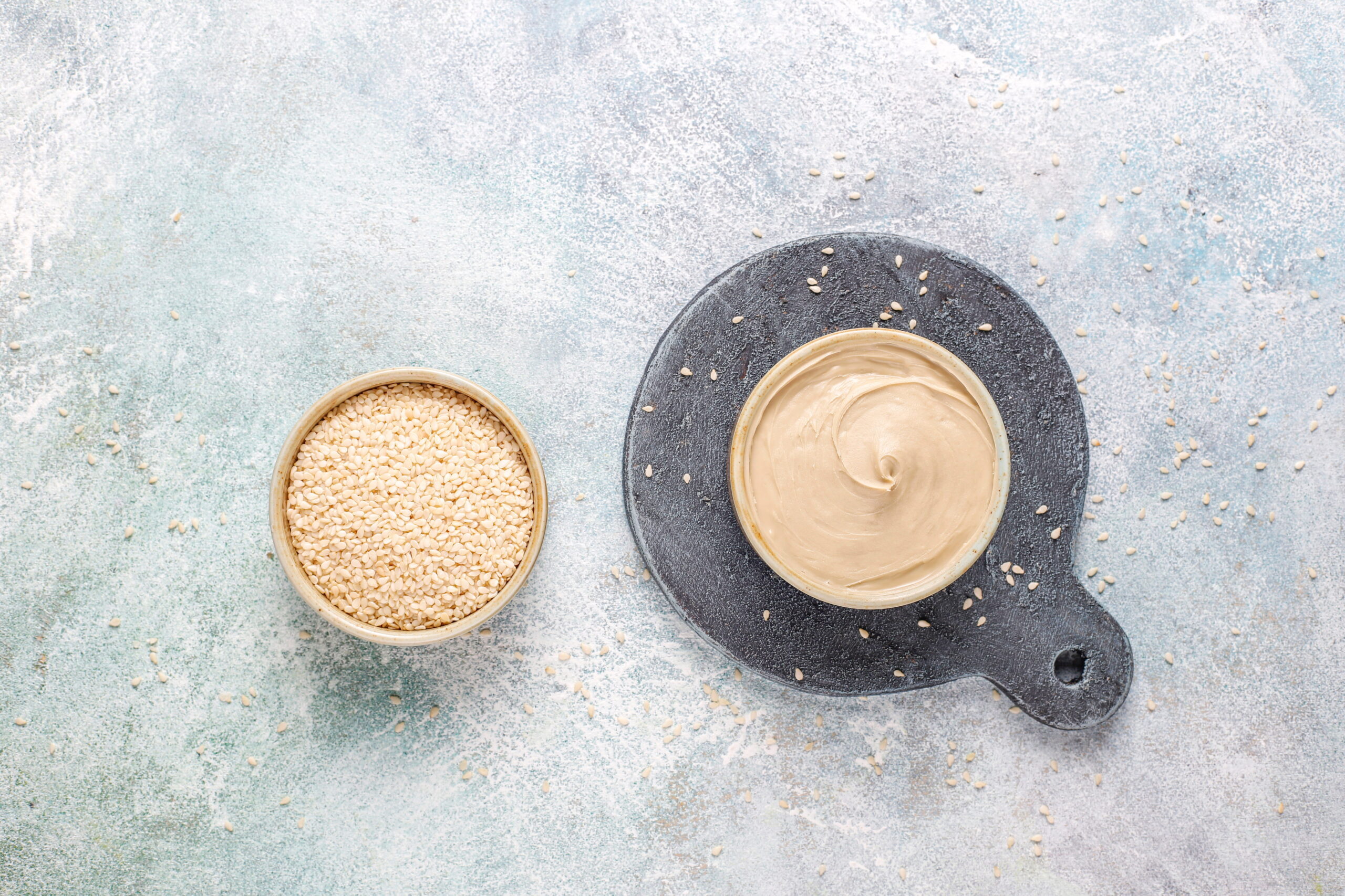 Sos tahini cremos preparat din pastă de susan la Bella Luna București