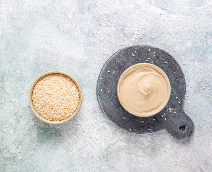Sos tahini cremos preparat din pastă de susan la Bella Luna București