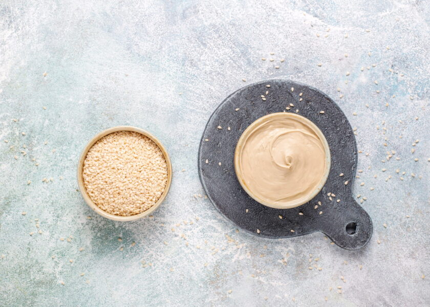 Sos tahini cremos preparat din pastă de susan la Bella Luna București