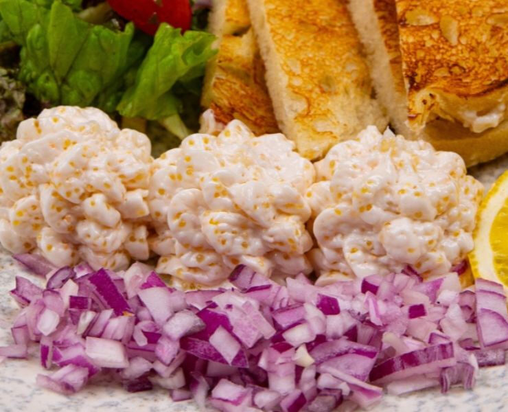Salată de icre de știucă Bella Luna București servită elegant