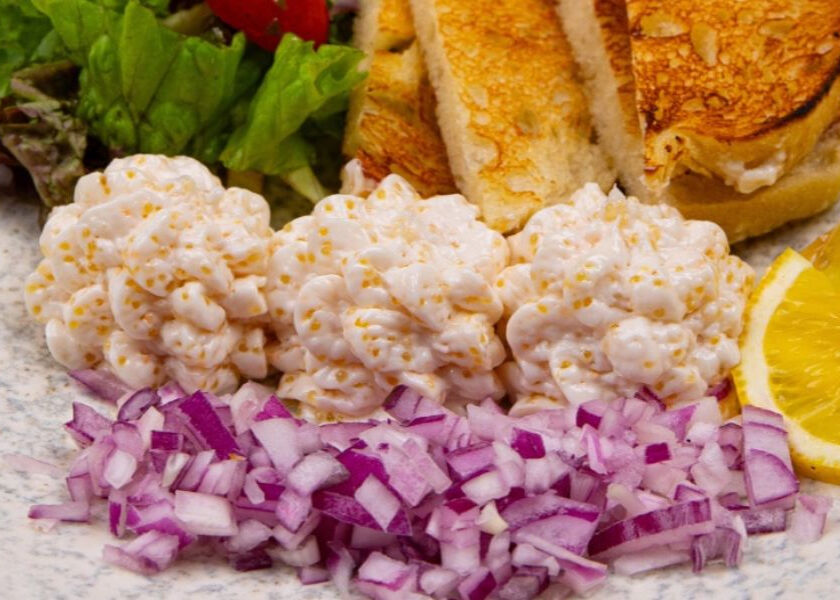 Salată de icre de știucă Bella Luna București servită elegant
