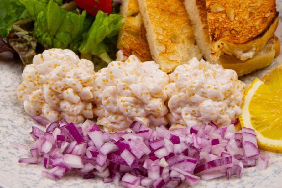 Salată de icre de știucă Bella Luna București servită elegant